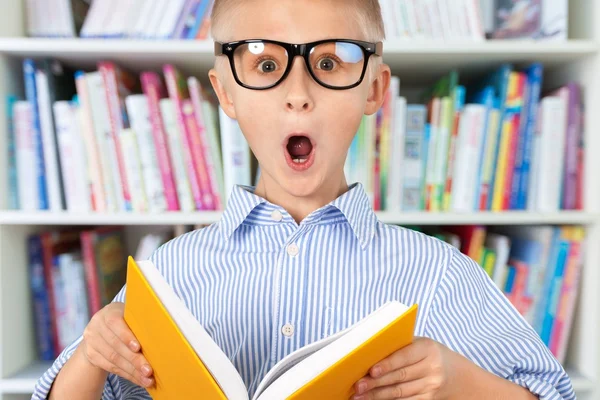 Jeune garçon livre de lecture — Photo