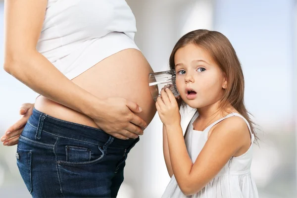 Όμορφη έγκυο γυναίκα με την κόρη της — Φωτογραφία Αρχείου