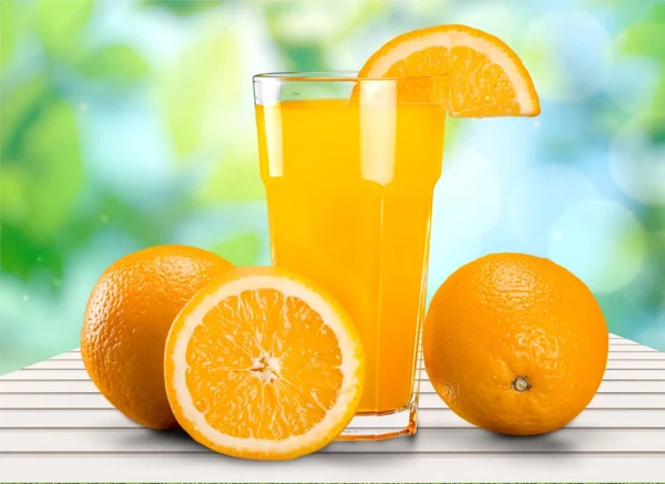 Jugo de naranja y rodajas de naranja —  Fotos de Stock