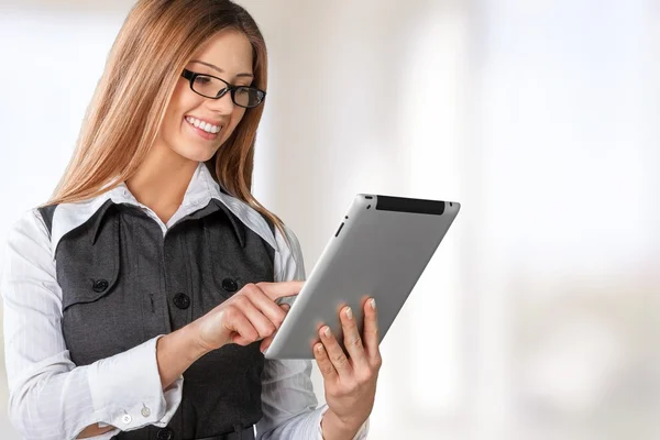 Businesswoman holding tablet pc — Stock Photo, Image