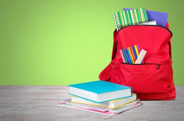 Zaino scuola su sfondo . — Foto Stock