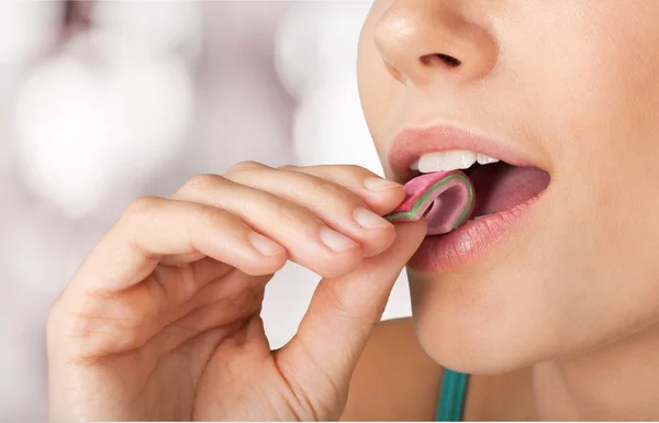 Chica mientras disfruta de goma de mascar —  Fotos de Stock