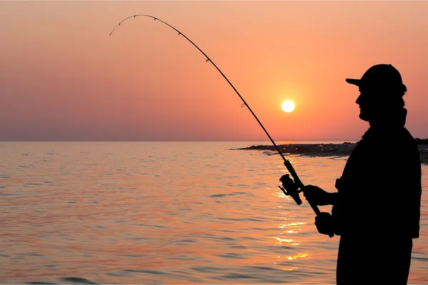 Uomo pesca sul fiume — Foto Stock