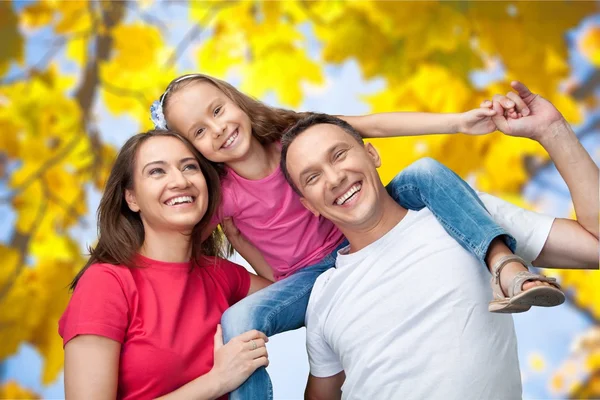 Feliz família sorridente com a filha — Fotografia de Stock