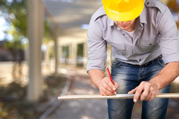 Construtor masculino em capacete amarelo — Fotografia de Stock