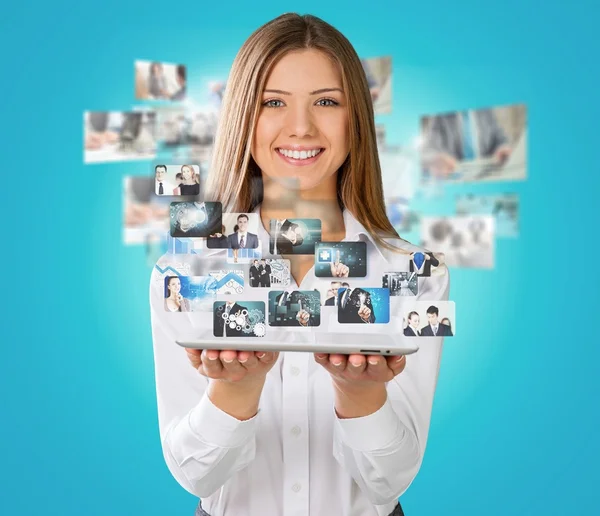 Vrouw met de tablet — Stockfoto