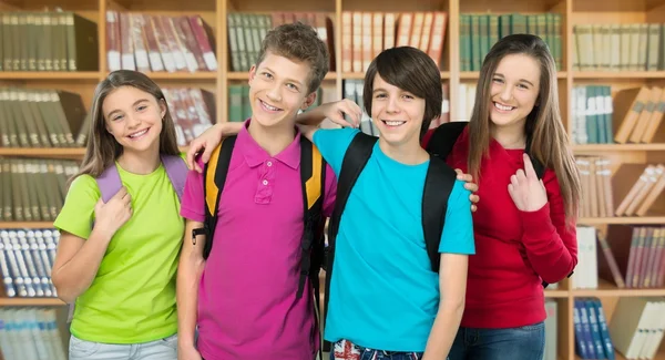 Niños de escuela amigables con mochilas —  Fotos de Stock