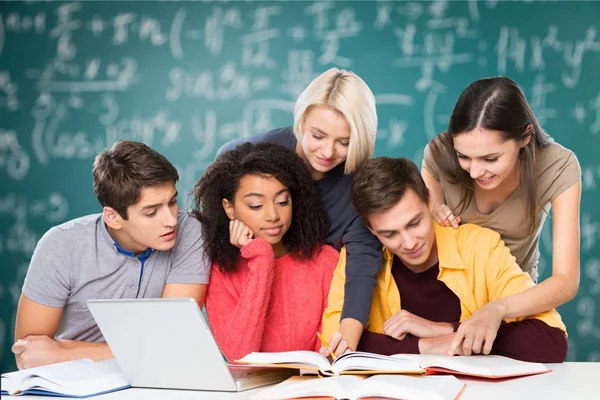 dizüstü bilgisayar ile öğrenci grubu