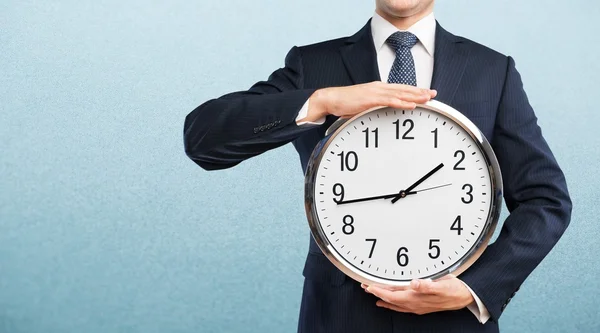 Homme d'affaires avec horloge dans le concept de temps — Photo
