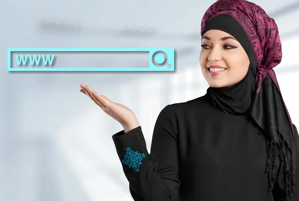 Muslim wanita menunjukkan tanda web — Stok Foto