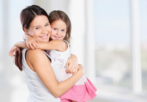 Mãe e filha abraçando — Fotografia de Stock