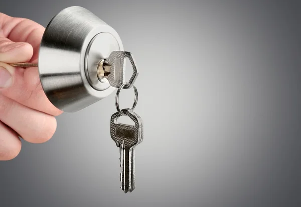 Χέρι με κλειδαριά και κλειδί σπίτι — Φωτογραφία Αρχείου