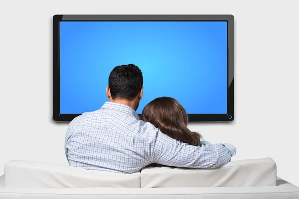 Пара смотрит телевизор — стоковое фото