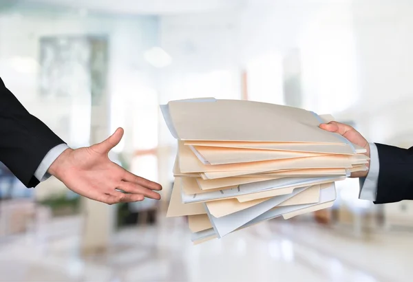 Hände von Geschäftsleuten mit Dokumenten — Stockfoto