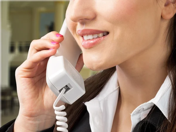Sorrindo mulher no telefone, no escritório — Fotografia de Stock