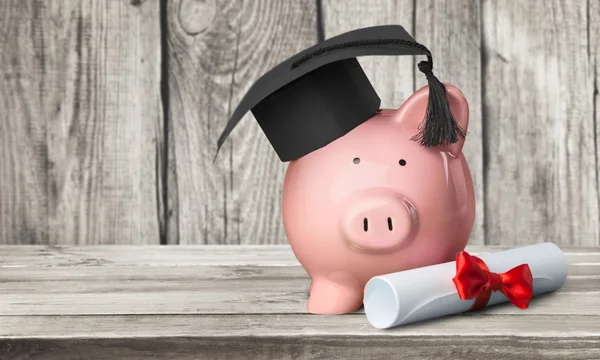 Piggy banco com chapéu de formatura — Fotografia de Stock