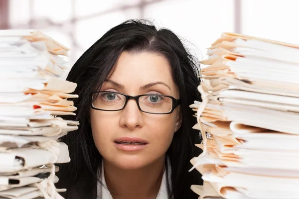 Femeie de afaceri cu multe hârtii — Fotografie, imagine de stoc