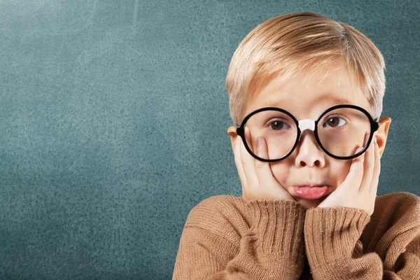 Carino giovane ragazzo con gli occhiali — Foto Stock