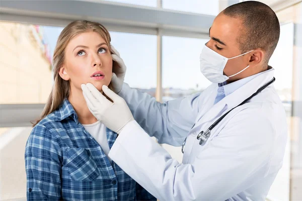 Manliga läkare med kvinnlig patient — Stockfoto