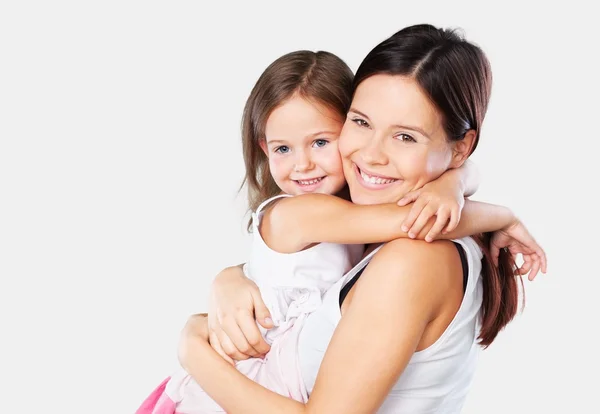 Mãe e filha abraçando — Fotografia de Stock