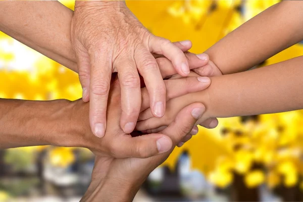 Família segurando as mãos juntas — Fotografia de Stock