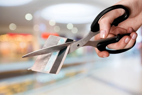Taglio carta di credito con forbici — Foto Stock