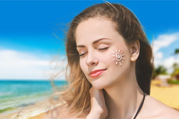 Vrouw met zonnebrandcrème zonne-crème — Stockfoto