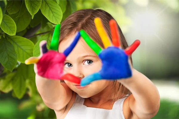 Menina bonito com mãos coloridas — Fotografia de Stock