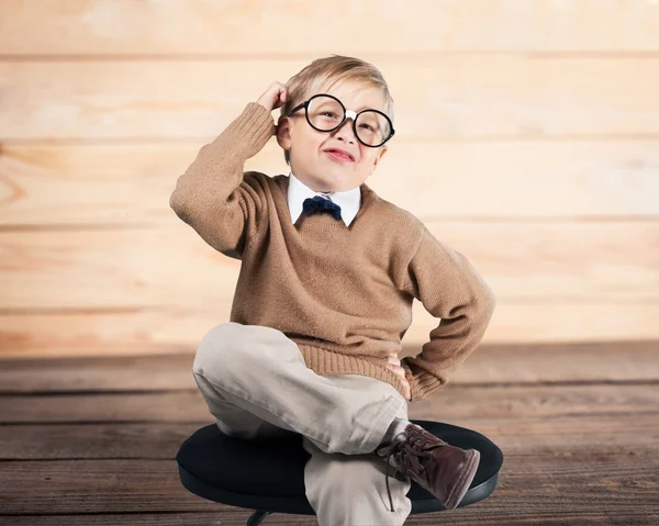 Jonge jongen in glazen denken — Stockfoto