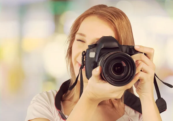 Mujer-fotógrafa toma imágenes —  Fotos de Stock