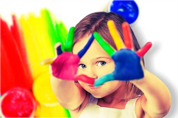 Menina bonito com mãos coloridas — Fotografia de Stock