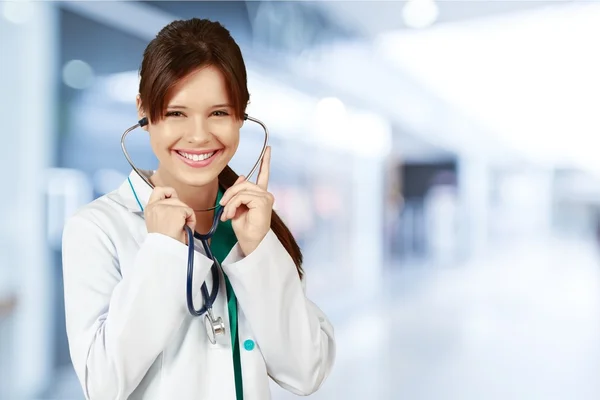 Attraktiv ung kvinnlig läkare — Stockfoto