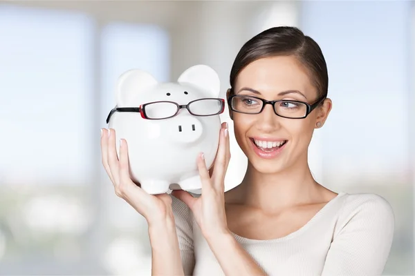 Vrouw bedrijf piggy bank — Stockfoto