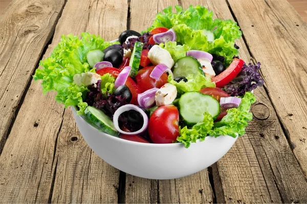 Grecka sałatka ze świeżymi warzywami — Zdjęcie stockowe