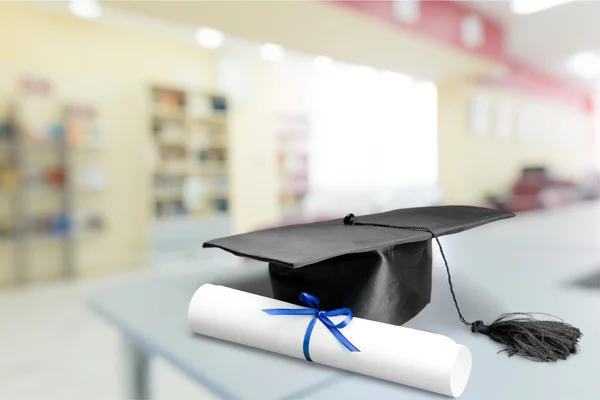 Graduação argamassa e diploma — Fotografia de Stock