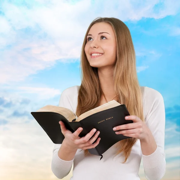 Mujer feliz con Biblia — Foto de Stock
