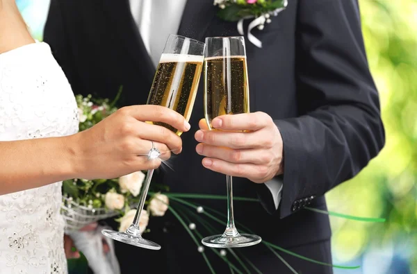 Hochzeitspaar mit Champagnergläsern — Stockfoto