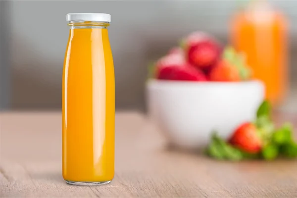 Jugo de naranja botella de vidrio — Foto de Stock