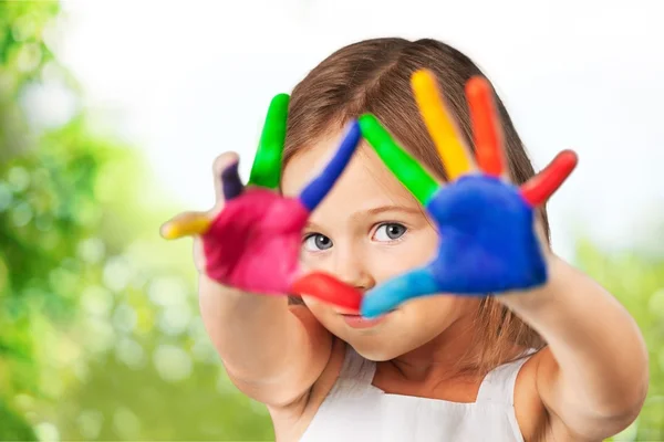 Menina bonito com mãos coloridas — Fotografia de Stock