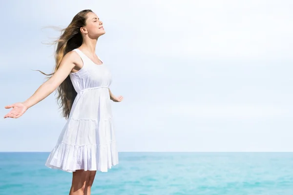 Frau posiert am Meer — Stockfoto