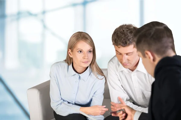 Empresarios sentados y hablando — Foto de Stock