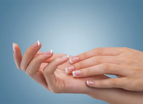 Vrouw nagels met Frans manicure — Stockfoto