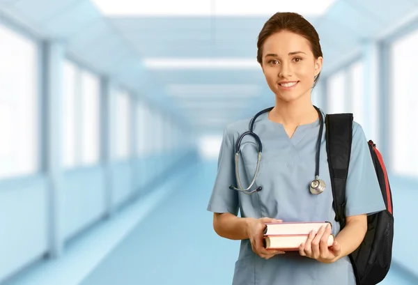 Jovem médica atraente — Fotografia de Stock