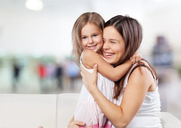 Mãe e filha abraçando — Fotografia de Stock