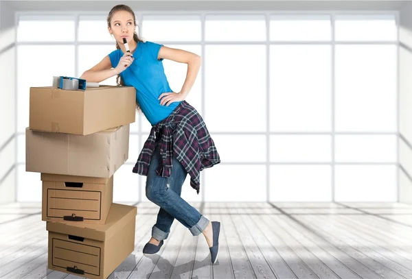 Mujer mudándose a casa nueva — Foto de Stock