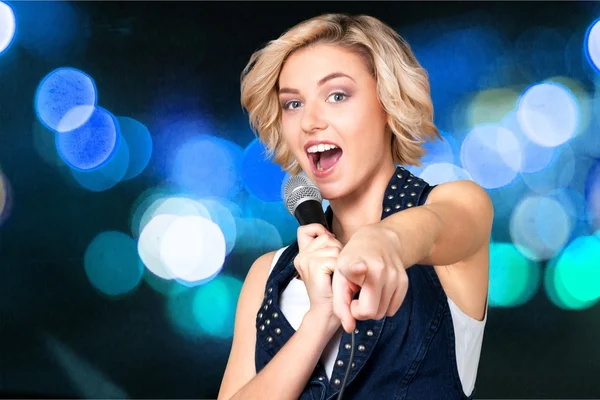 Stijlvolle vrouw zingen karaoke — Stockfoto