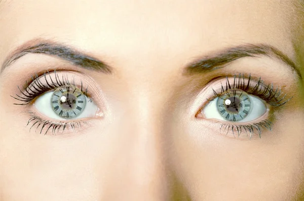 Jovem mulher com relógios nos olhos — Fotografia de Stock