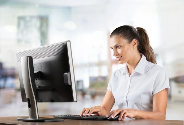 Atraente jovem mulher usando laptop — Fotografia de Stock