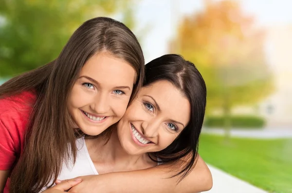 Gelukkig moeder en dochter — Stockfoto