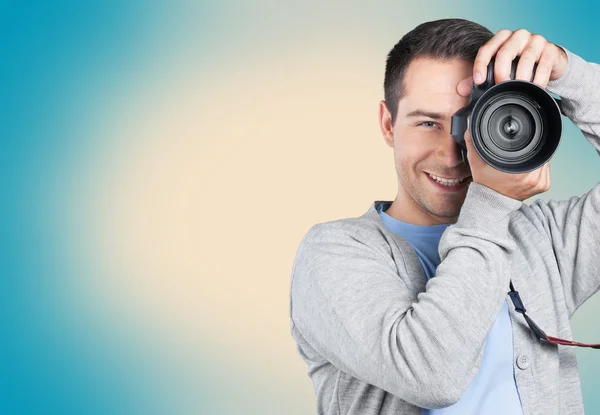 Мужской фотограф с камерой — стоковое фото